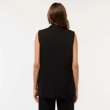 Chaleco negro de traje sin mangas con solapas y bolsillos delanteros.