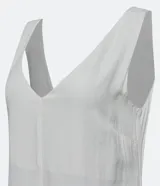 Enterito corto color blanco hueso, con escote en V, breteles anchos y bolsillos laterales.