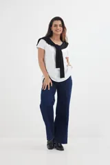 Remera color verde claro con escote en V y mangas cortas.