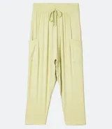 Pantalón saruel color verde claro, con elástico en la cintura, cordón para ajustar y bolsillos laterales.