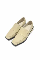 Mocasín color beige de cuero, con capellada, forro y plantilla 100% cuero.