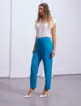 Pantalón de vestir color celeste, de corte recto y largo tobillero. Confeccionado en gabardina elastizada. Marca Zac & Rachel.