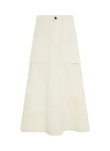 Falda midi color crudo, de tela tejida, con bolsillos delanteros, cierre frontal con cremallera y botón, y trabillas para cinturón.