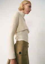 Jersey de punto de canalé en color crema, con cuello perkins y diseño combinado de estilo cropped.