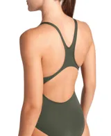 Malla enteriza de natación marca Arena, color verde militar, con tirantes cruzados en la espalda y logo de la marca estampado en el pecho en color blanco.