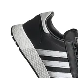 Championes Adidas Marathon Tech, modelo de estilo retro con combinación de colores negro y gris. Presenta las icónicas tres tiras laterales en blanco, puntera reforzada y entresuela con tecnología Boost que ofrece amortiguación y retorno de energía.