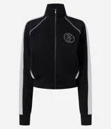 Campera deportiva de cuello alto y cierre frontal, color negro con franjas blancas en las mangas y costuras decorativas contrastantes. Cuenta con bolsillos laterales y puños ajustados.