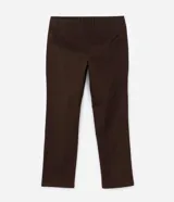 Pantalón de corte recto para hombre, color marrón, confeccionado en sarga. Cuenta con cintura con trabillas, cierre frontal tradicional y bolsillos laterales y traseros.
