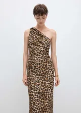 Vestido largo de viscosa con estampado animal print, diseño entallado y escote asimétrico con tirante ancho.