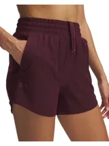 Short deportivo Under Armour modelo Vanish, color bordó, con cintura elástica y bajo curvado. Cuenta con bolsillos laterales y logo de la marca estampado en el frente.