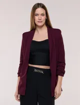Blazer de crep color bordó de la marca BBJ, con cuello solapa, bolsillos delanteros y mangas tres cuartos con frunce.