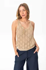 Musculosa color beige de hilo con lurex, con textura y diseño artesanal.