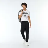 Pantalón de chándal negro con bolsillos cargo laterales y cintura ajustable con cordón.