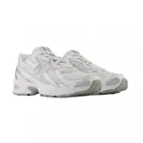 Championes New Balance modelo 740, de diseño deportivo en color blanco con detalles plateados. Presentan una estructura de malla transpirable con refuerzos sintéticos, logo N lateral y suela con tecnología ABZORB para mayor amortiguación.