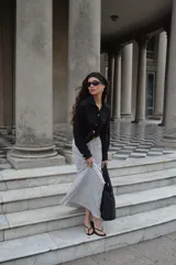 Pollera larga de viscosa, color azul marino con estampado de lunares blancos. Diseño de tiro alto y corte amplio.