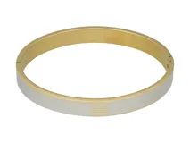 Pulsera tipo esclava rígida de acero inoxidable con baño de oro, que presenta un diseño bicolor con secciones lisas y una sección central texturizada.