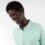 Remera polo de manga corta color verde menta, con cuello camisero, cierre frontal de dos botones y diseño clásico.