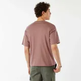 Remera color marrón topo de corte recto y cuello redondo.