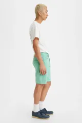 Bermuda de jean color verde agua, de corte recto y largo a la rodilla.