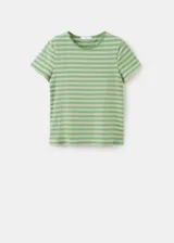 Camiseta de manga corta y cuello redondo, con diseño de rayas horizontales en tonos verdes.