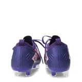 Championes de fútbol Umbro modelo Legacy Hg, color violeta con diseño geométrico y detalles en blanco y naranja. Presenta cierre con cordones y suela con tapones para césped.