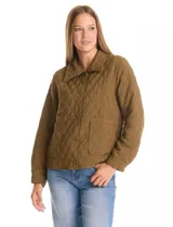 Chaqueta capitoneada color verde militar, marca Allie Rose, con cuello de solapa, cierre frontal de botones y bolsillos delanteros.