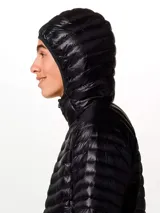Campera puffer ultraligera con capucha, color negro, confeccionada en tejido ripstop reciclado con aislamiento de plumón de 800 hilos. Cuenta con cierre frontal, bolsillos laterales con cremallera, puños con aislamiento sintético y dobladillo ajustable.