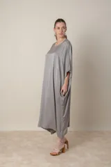 Vestido italiano tipo túnica de satén negro liso, de calce holgado.