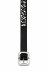 Cinto de cuero sintético negro con apliques de tachas metálicas plateadas y hebilla cuadrada de metal plateado.