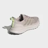 Championes de running Adidas Ultrarun 5 TR, color marrón con detalles en verde lima y suela adherente.