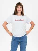 Remera de algodón color celeste con estampa frontal circular que incluye texto y diseño floral.