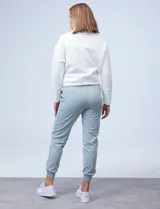 Pantalón jogger color beige, marca Zac & Rachel, con pretina ancha elastizada, lazo de ajuste, bolsillos delanteros y puños elastizados en los tobillos.