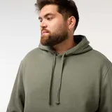 Buzo verde oliva de felpa con capucha, cordones ajustables y bolsillo canguro.