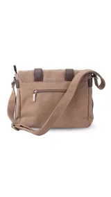 Morral de tela canvas color marrón claro con detalles en cuero sintético marrón oscuro. Tiene tapa frontal con dos correas ajustables, múltiples compartimentos y correa de hombro ajustable.