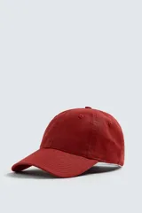 Gorra de seis paneles confeccionada en tejido de algodón, con visera curva y ajuste regulable en la parte posterior.