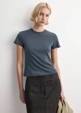 Camiseta de manga corta y cuello redondo, de corte recto y color gris azulado.