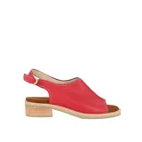 Sandalias amarillas de cuero con puntera abierta, taco bajo de madera y tira trasera con hebilla.