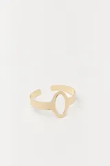 Pulsera rígida dorada con abertura y diseño de aro ovalado en el centro.