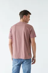 Remera color ladrillo con estampado frontal con la leyenda "BROOKSFIELD CLASSIC BRAND COMPANY TRADE MARK BASED IN TORINO - ITALY - ROAD MARKET EST 1971 REG TM".