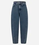 Pantalón de jean estilo balloon con cintura alta, corte amplio en cadera y piernas con ajuste leve en la botamanga. Presenta cierre frontal con botón, pasantes para cinturón y bolsillos funcionales.