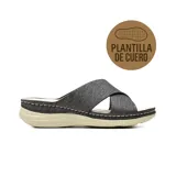 Sandalias casuales Korium Confort Ioanna con tiras cruzadas texturizadas en color negro, plataforma baja y costuras pespunteadas en contraste.
