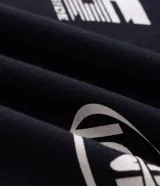 Remera de algodón de corte relaxed, color negro, con cuello redondo, mangas cortas y estampas localizadas blancas en el frente de inspiración automovilística.