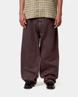 Pantalón de cinco bolsillos en sarga de algodón pesada color marrón, de corte recto y holgado con entrepierna baja y costuras en contraste.