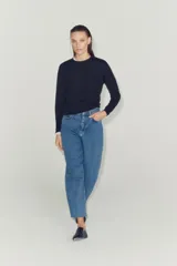 Jeans de tiro alto ZW Collection, color negro con efecto deslavado, corte tapered y diseño bombacho con raya planchada al frente.