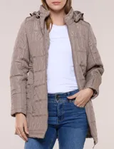 Campera larga de color azul marino con diseño capitoneado geométrico, capucha desmontable y cierre frontal completo. Cuenta con bolsillos laterales con cierre y ajuste en la cintura.
