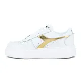 Championes deportivos blancos de caña baja, con plataforma gruesa y cordones blancos. Presentan el logo de Diadora en el lateral en material plateado brillante.