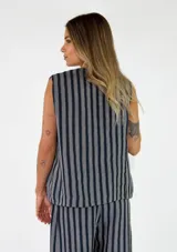 Chaleco de lino con diseño de rayas verticales en tonos azul y gris, escote en V y cierre frontal con botones.