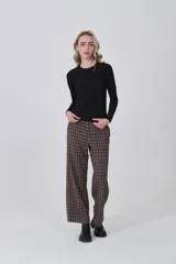 Remera de manga larga ajustada al cuerpo, color blanco, con cuello redondo bajo y tejido acanalado.