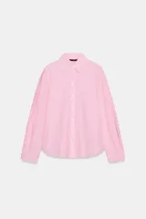 Camisa de algodón con estampado de rayas verticales en color rosado y blanco, cuello solapa y manga larga.