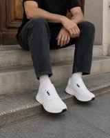 Championes urbanos de diseño moderno con plataforma, color blanco con detalles en negro en los ojales y suela. Confeccionados en poliuretano.